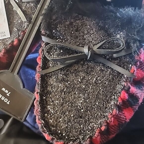 FAUX FUR SLIPPER (WW) Torrid Red and black Size 7ww - Picture 7 of 9